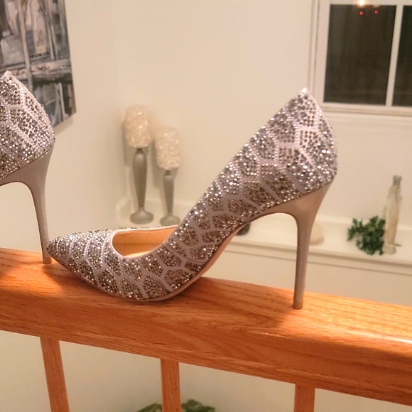 Vince Camuto Shoes - Vince Camuto Gray Pumps